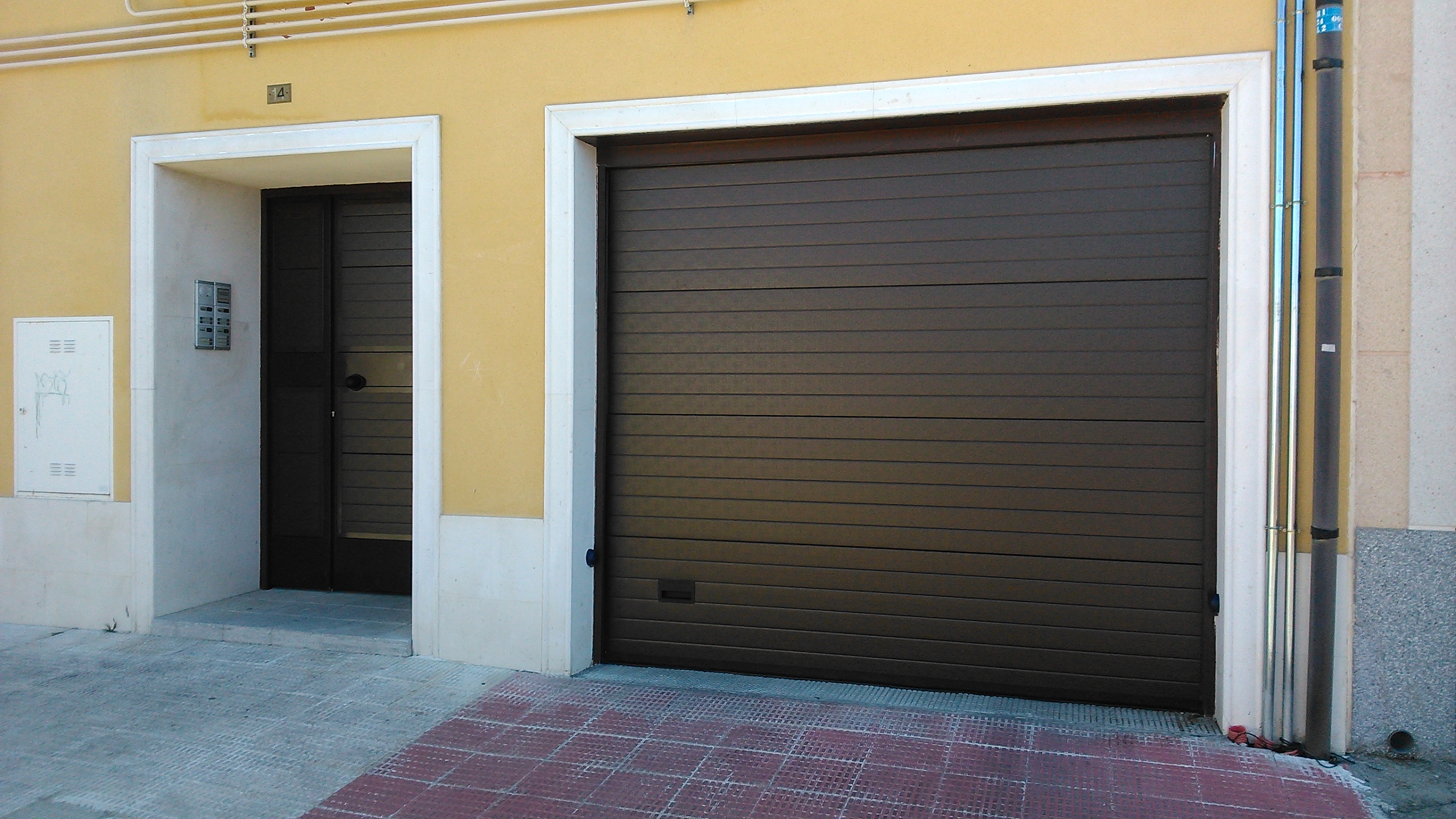 Puerta automática de garaje comunidad de vecinos en Torrejón de la Calzada  (Madrid)